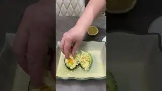 Вы будите готовить завтрак из авокадо и яиц так всегда вкусно, для любимого или любимой