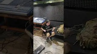 Саня тестит гитару Ярослава 