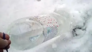 Что будет: если с 5 этажа скинуть бутылку с водой в снег