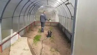 Первый заморозок. Но он не успел, пришлось сказать стоп самой. Мойка теплиц 🙂 13.10.24