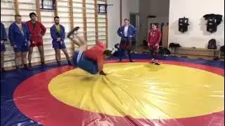 Самбо/ бросок через бедро  с захватом головы в комбинации с  разноименным зацепом!