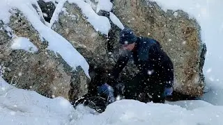 caught in snow and blizzard/Surviving the Night Under a Rock in the Snow/no sleeping bag/winter camp
