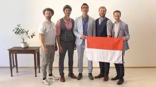 Orang asing menyanyikan lagu kemerdakaan indonesia