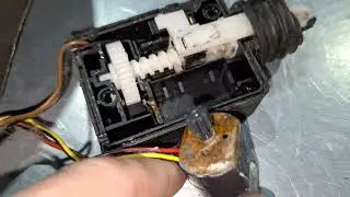 не открывается дверь приора