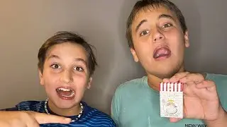 Comendo os feijõezinhos de todos os sabores do Harry Potter com o meu irmão
