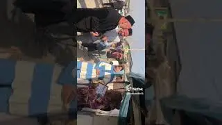 Bozorda tovuq sotgan savdogar uz onasini 🕋umra ziyoratiga yubordi