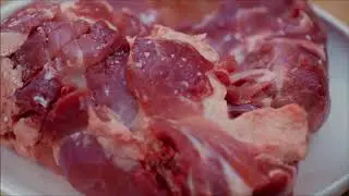 Свиная лопатка, запеченная с розмарином и овощами