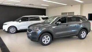 LIVE: Kia Sorento vs. Kia Carnival - Entry level trims compared!