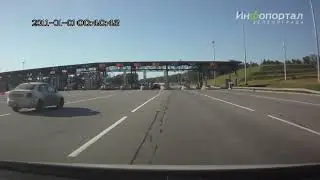 Автомобиль перевернулся при таране пункта оплаты на М11