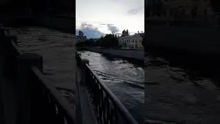 Древний монастырь на берегу реки // Петербург