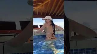 Soyneiva twerking in pool