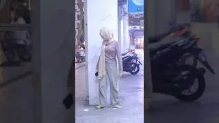Lagi Viral! Cewek Hijab Kebingungan Ilang Sandalnya 