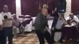 Азербайджанец танцует под ритм