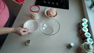 Поделилась капустой)) Нежные отбивные и лёгкий салат на ужин по- быстрому.
