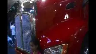 Camiones KW Kenworth T660 rojo y negro en la Feria del Transporte 2012 Santiago Chile