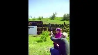Катя стреляет сигнальным патроном