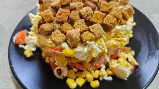 Салат  с крабовыми палочками, помидорами и яйцами.