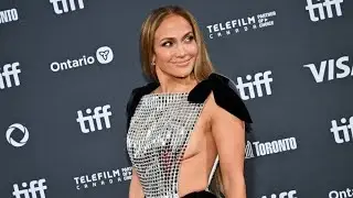 Jennifer Lopez begeistert in freizügigem Pailettenkleid