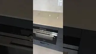 Приклад компактної варильної поверхні, встановленої в один рівень зі стільницею з керамограніту.