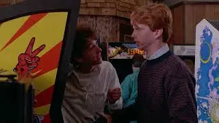 Videogiochi nei film _ Scena sala giochi con Enduro Racer in Playboy in prova (1987)