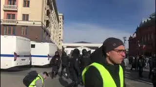 А в РФ власть продолжает бороться с теми, кто против вторжения и войны с Украиной.