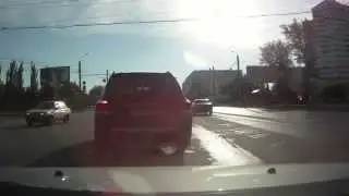 Опасный левый поворот - притормаживающий на желный, но проезжающий на красный