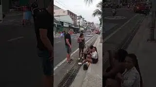 Подаем милостыню буддистскому монаху.