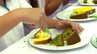 Escola da bolo com casca de abóbora e aluno diz 