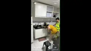 não era só a pia que ele queria consertar, arrumou minha esposa