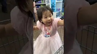 [Funny]_Baby Chloe happily chooses the orange jelly.