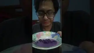 makan kolak ubi ungu