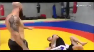 Homem vai leva uma com novato na Academia e se dá mal