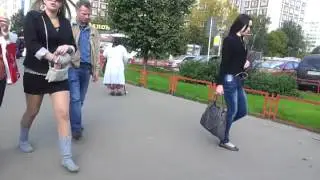 Бабка попрошайка бьет девочку костылем девочку