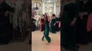 Очень красиво танцует молодая цыганка босиком