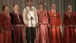 Прошли девчата тропкой узкою