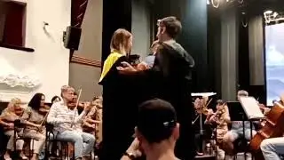 Девушке сделали предложение под аккомпанемент оркестра