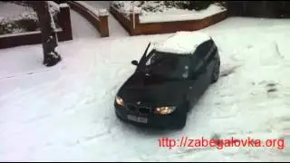 Девушка на Бумере в снегу