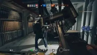 Dva dědci hrajou Rainbow Six Siege