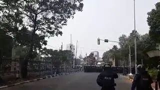Massa Pelajar Berseragam Pramuka Terlibat Tawuran dengan Polisi di Perlintasan Stasiun Palmerah