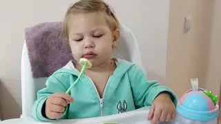 Питание в 1,5 года Самостоятельно кушает Любит бананы виноград и гранат
