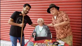 Horafelicianos ayudando a la viejita de los dulces en su silla de ruedas.
