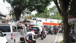KENDARAAN MOTOR MOBIL KE JEBAK PINTU PERLINTASAN SAAT KERETA API LEWAT JPL