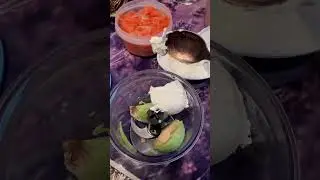 Как сделать бутерброды с авокадо и красной рыбой?