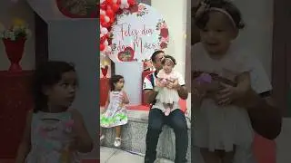 Primeira apresentação do dia das mães da minha bebê e ela era a mais animada 😍 #diadasmaes