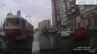 Жесть! Выпал с трамвая и врезался в джип!