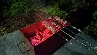 Отдыхаем ночью у мангала жарим шашлык