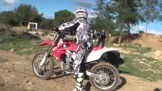 Ils font du Motocross sur un terrain interdit quand arrivent les gendarmes...
