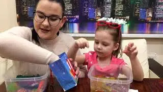 Настя и Катя смешивают слаймы.Посмотри,что у них получилось.