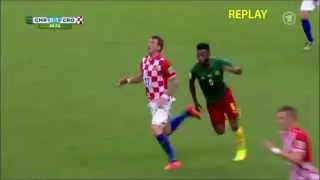 FAIL MOMENT! Alex Song hits Mario Mandzukic with elbow (Cameroon 0-4 Croatia | 18/06/2014)