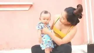 Ibu Muda Menyusui Di Teras Rumah